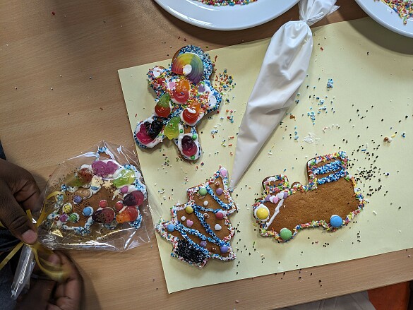 Die 9c verziert Lebkuchen - eine Klassentradition