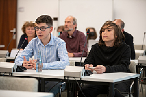NOG Schüler setzen sich bei der Bürgerschaft für Solaranlagen auf Schuldächern ein.