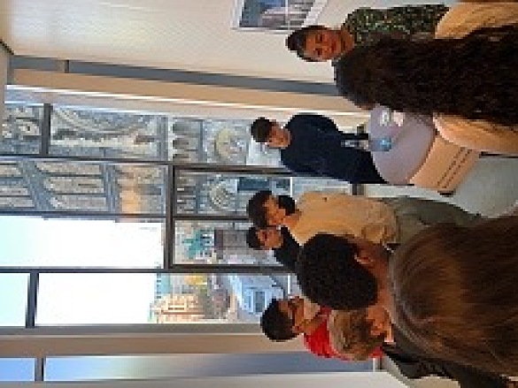 Welche Frage würden sie sich selber stellen? Schüler:innen bringen Politiker:innen beim Politik Speed-Dating mit ihren Fragen zum Schwitzen