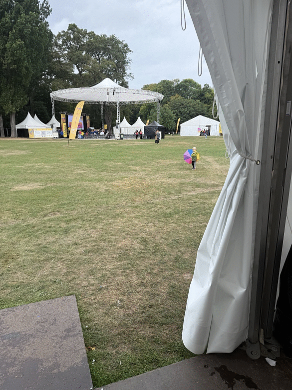 Blick aus dem Zelt aufs Gel&auml;nde