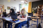 Schülerinnen arbeiten mit Laptops