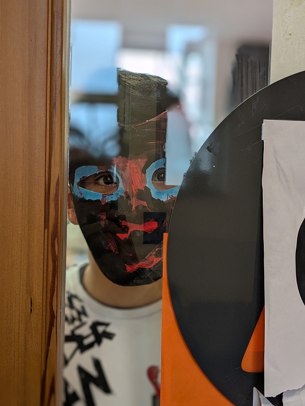 Schüler:innen der 8c gestalten eigene Theatermasken